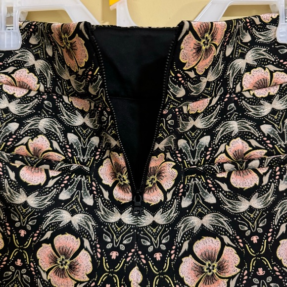 Alice + Olivia NWOT Donald High Rise Shorts in Black/Peach Promise Floral Size 6 - Picture 8 of 16